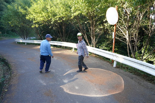 小手島を案内する岡田さん