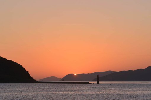 牛島の赤灯台と夕日