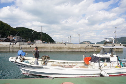 小手島港の漁船