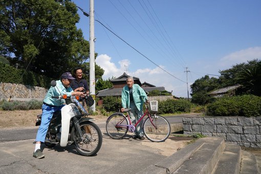 手島自然教育センター前で