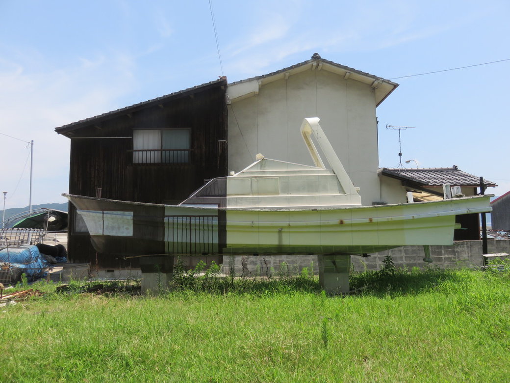 漁船のトリックアート 島情報 丸亀の塩飽諸島観光 移住情報 まるがめせとうち島旅ノート